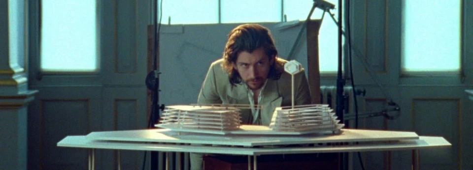 Arctic Monkeys споделиха видеото към новото си парче "Four Out Of Five"