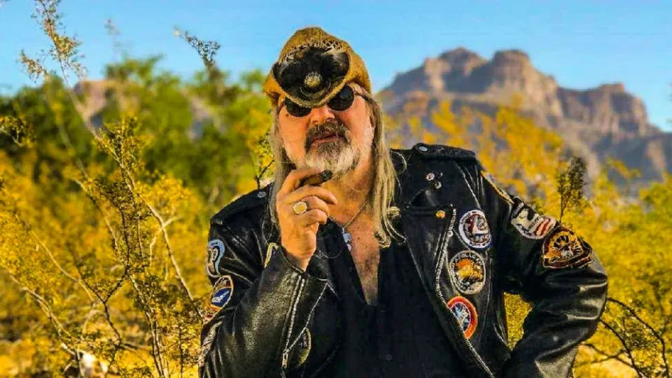 Бившият мениджър на Guns N’ Roses съди групата заради блокиране на мемоарите му