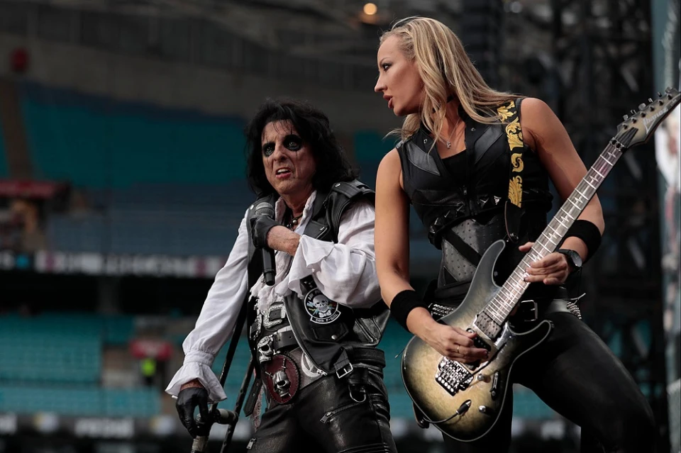 Куриозен инцидент по време на концерт на Alice Cooper