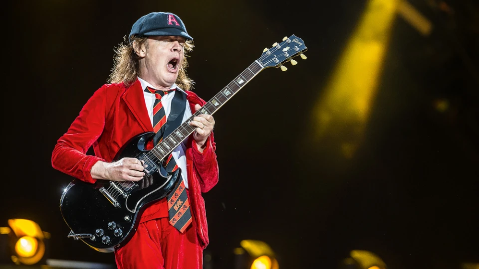 Angus Young сподели за коя песен на AC/DC се разкайва