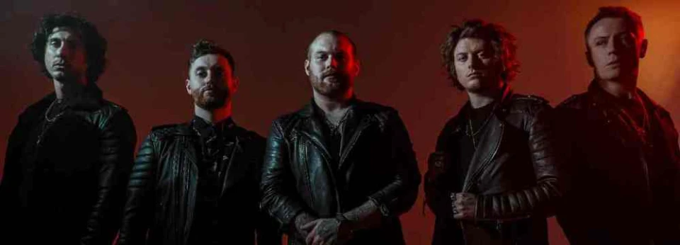 Виж текстовото видео на Asking Alexandria към "Down To Hell"