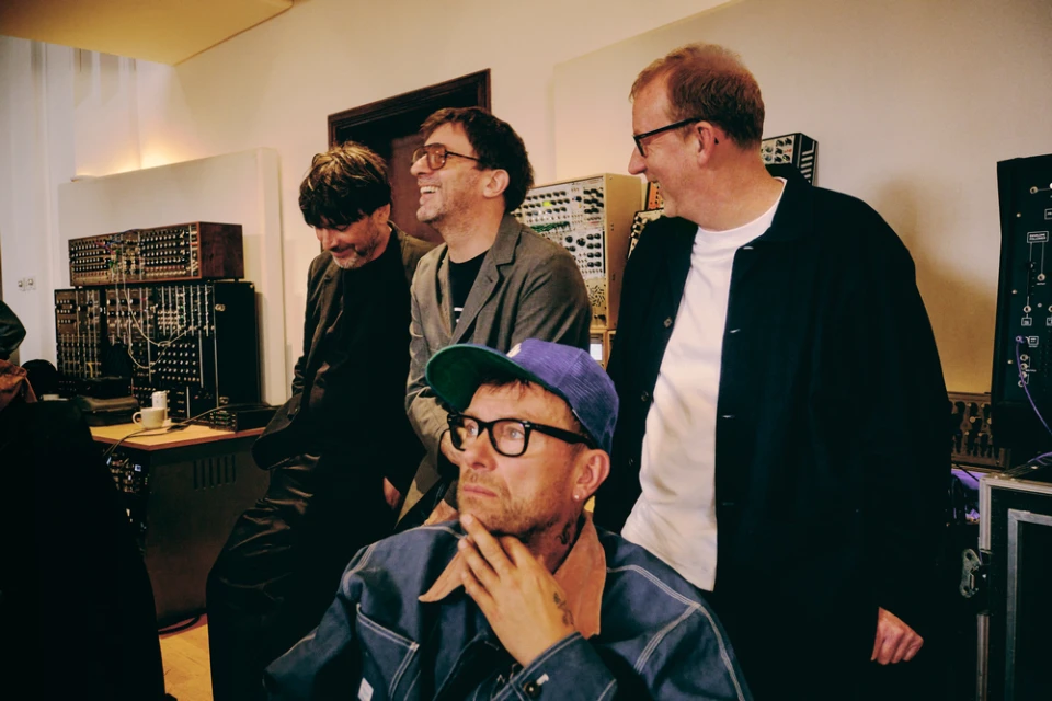 Blur пуснаха новия си сингъл "St. Charles Square"