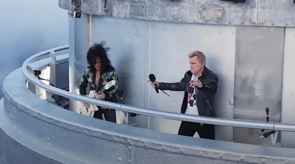 Били Айдъл с акустичен “Rebel Yell” от върха на Емпайър стейт билдинг