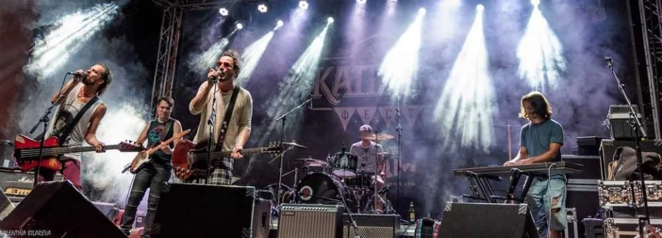 Casual Threesome в студиото на Z-Rock