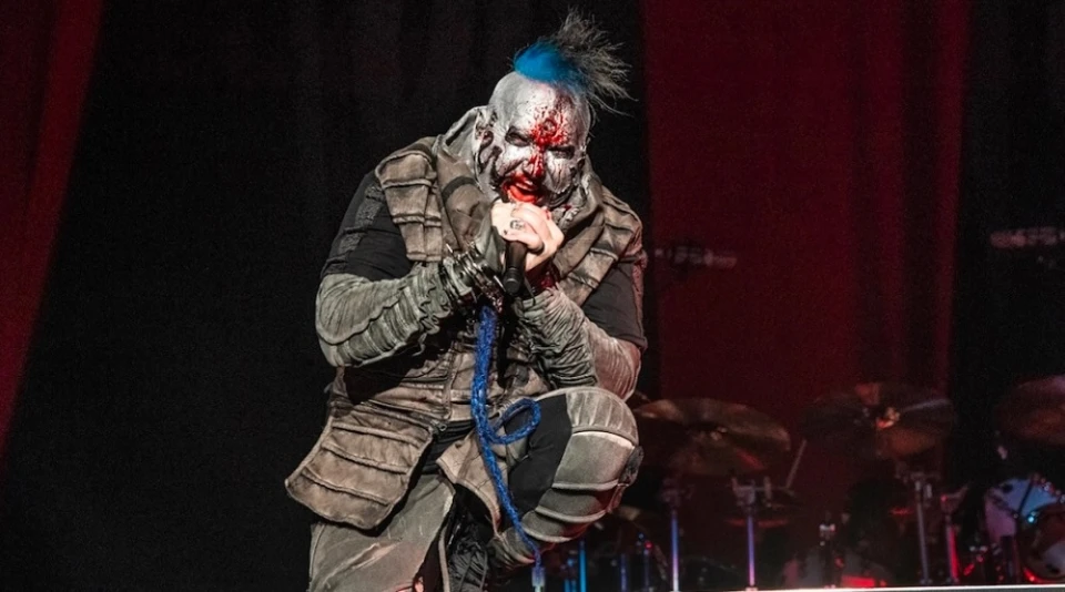 Вокалистът на Mudvayne падна от сцената докато пееше песента “Not Falling”