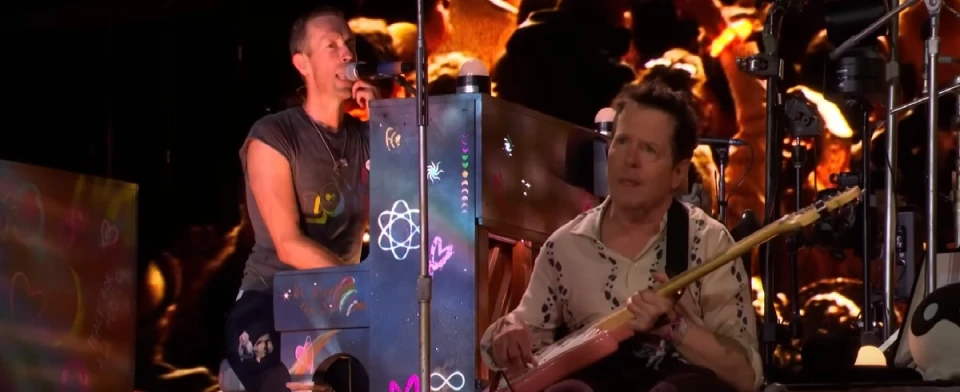 Coldplay с невероятен жест към актьора Майкъл Джей Фокс на Гластънбъри