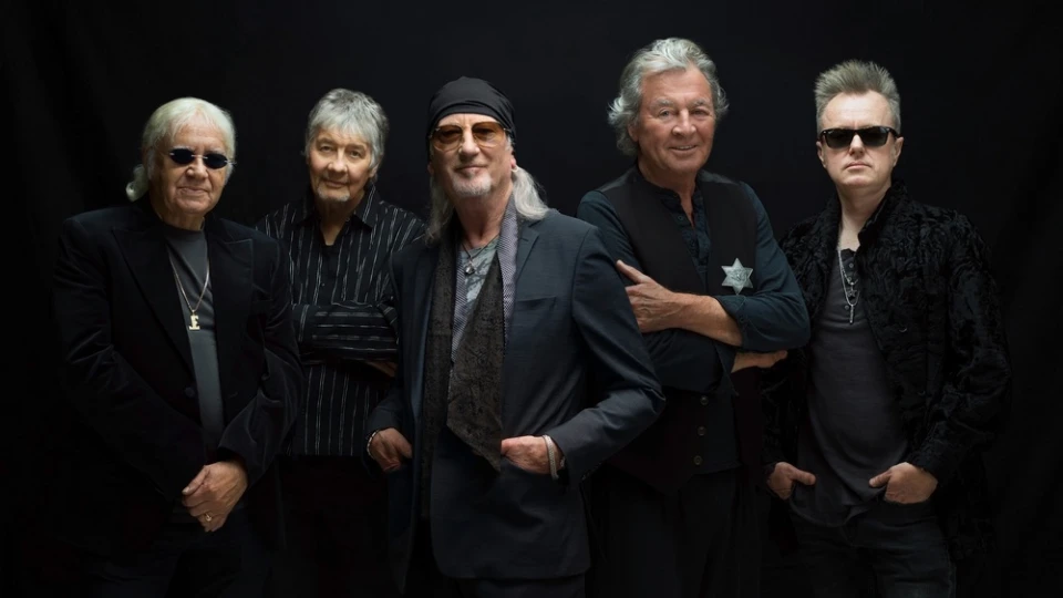 Бог и Чарлз Дарвин си пият заедно питието в "Guilt Trippin’" на Deep Purple