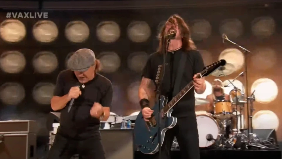 Brian Johnson се присъедини към първия концерт на Foo Fighters след пандемията