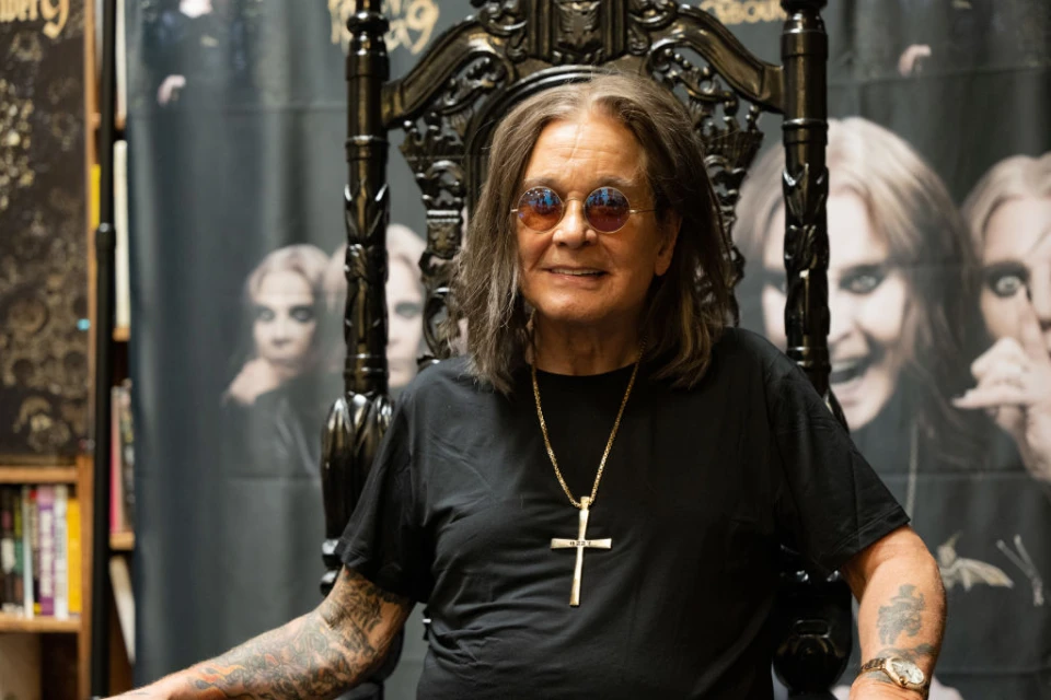 Огромна статуя на Ози Озбърн беше открита на фестивала Hellfest 2026
