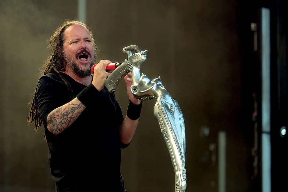 Korn пуснаха видеото към новата си песен "Reward The Scars"