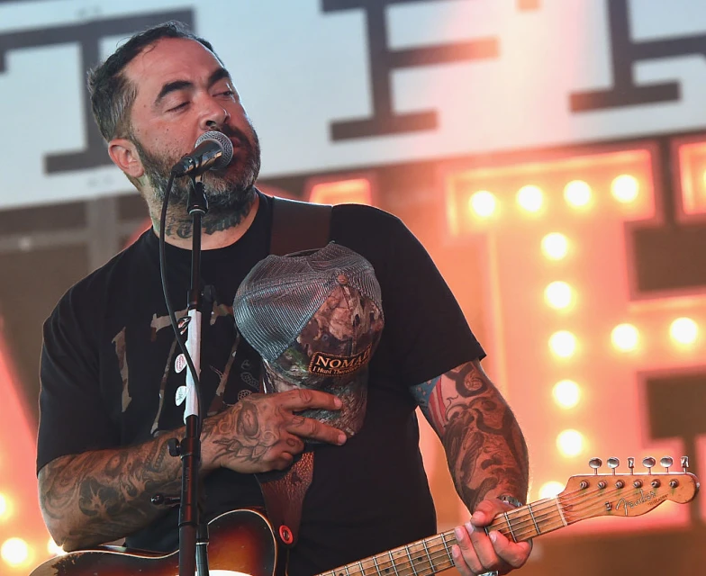 Арън Люис от Staind за бекграунд записите по време на концерти: "Това ограбва хората, дошли да гледат шоуто на живо"