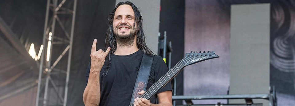 Китаристът на Gojira завърши концерт с обгорено от пиротехника лице