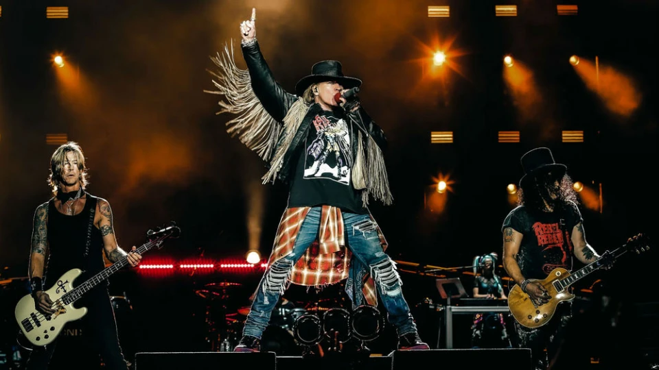 Guns N’ Roses направиха премиера на новата си песен “Absurd”