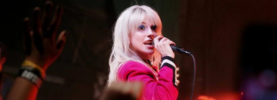 Hayley Williams разкри соло сингъла и видеото "Simmer"