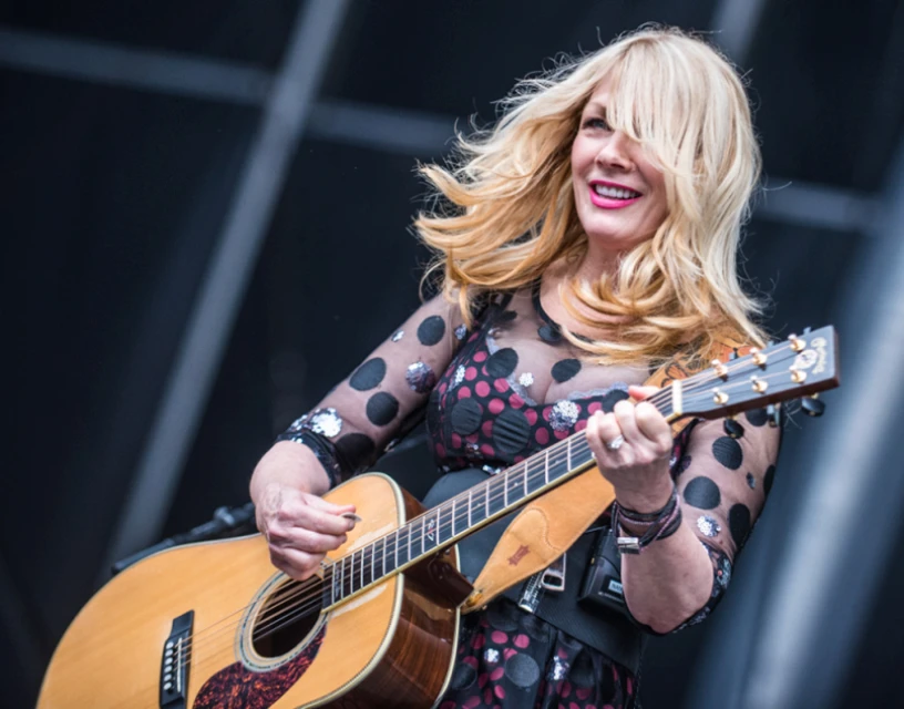Nancy Wilson от Heart пусна видео към песента “Walk Away”