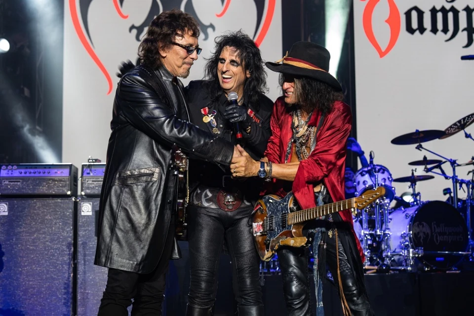 Тони Айоми се качи на сцената заедно с Hollywood Vampires