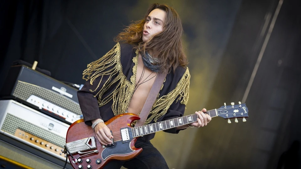 Китаристът на Greta Van Fleet е в болница с пневмония