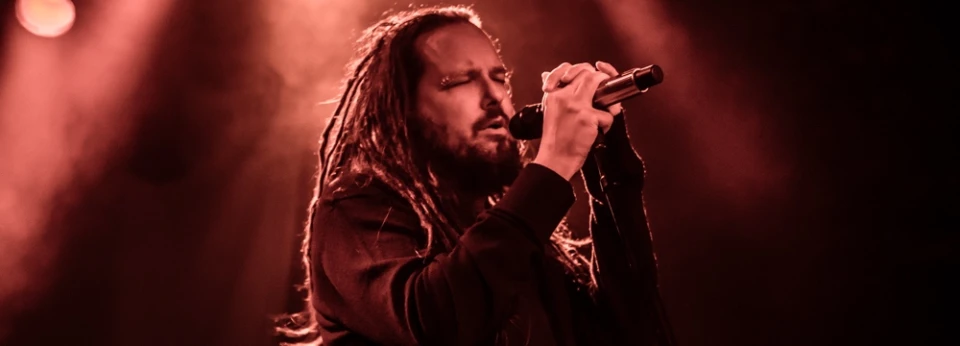 Jonathan Davis от Korn пусна видеото към "Basic Needs"