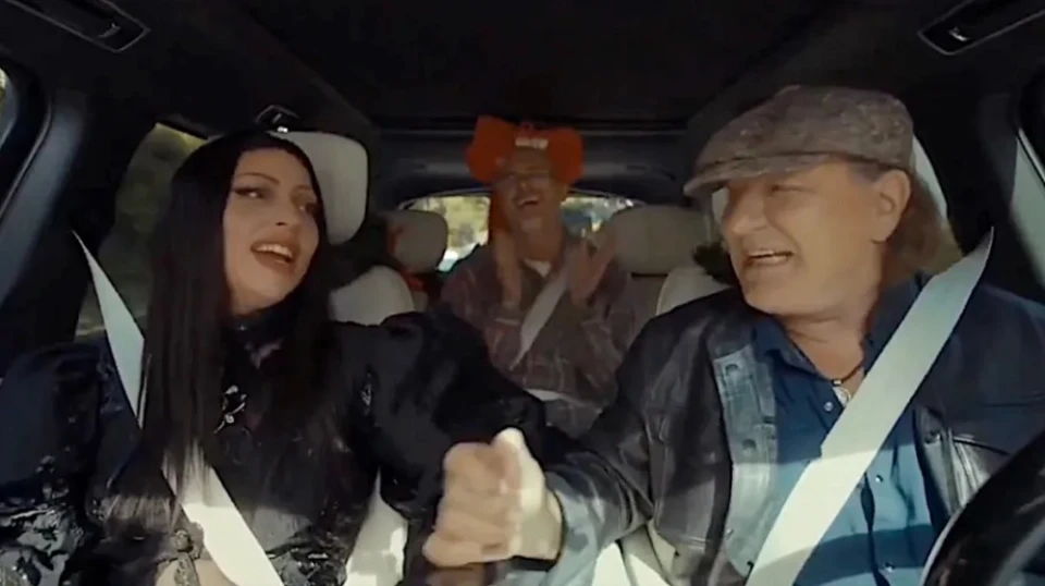 Браян Джонсън и Лейди Гага пеят заедно в коледно издание на “Carpool Karaoke”