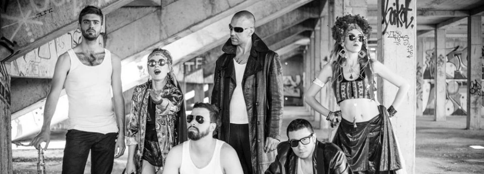 Gogol Bordello идват с подгряваща банда