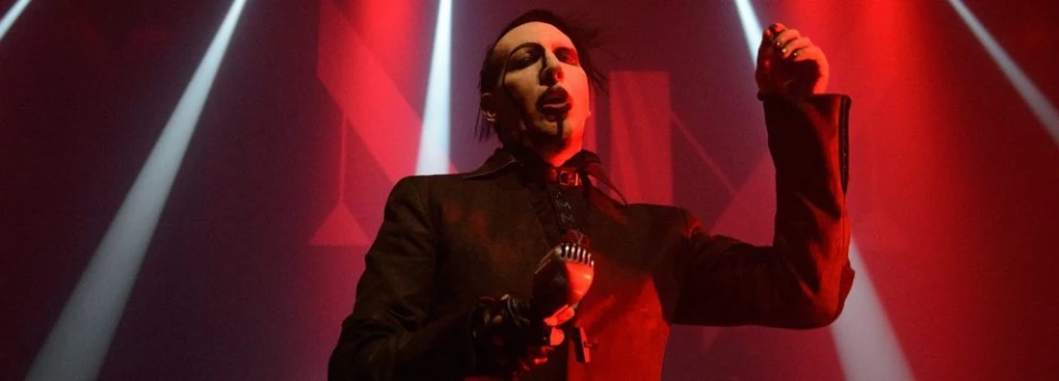 Marilyn Manson колабира на сцената по време на концерт