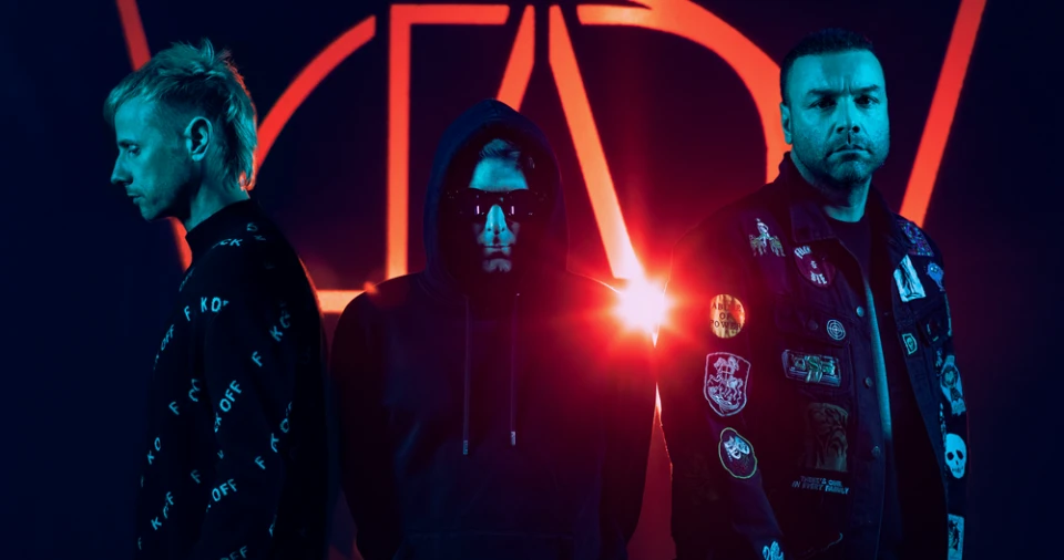 Muse заклеймяват угодническото подчинение в нова песен, пускат албум през август