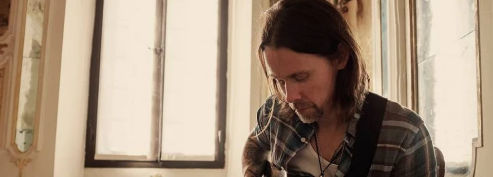 Myles Kennedy пусна черно-бялото видео на "The Great Beyond"
