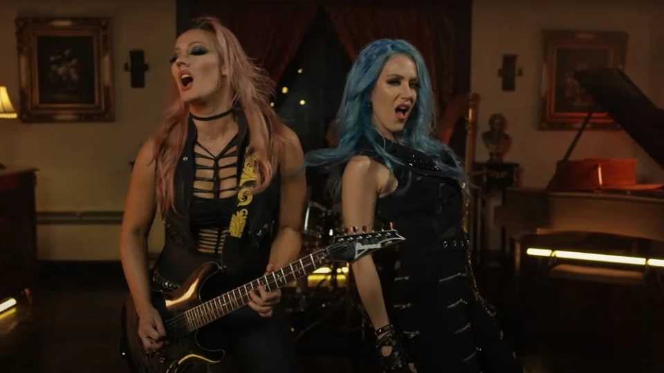 Нита Щраус с брутален сингъл с вокалистката на Arch Enemy