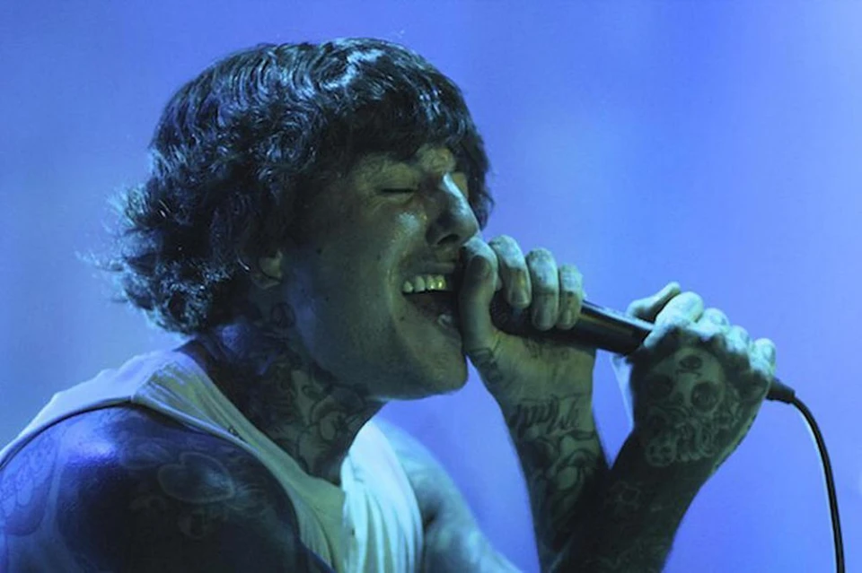 Вокалът на Bring Me the Horizon скъса гласни връзки