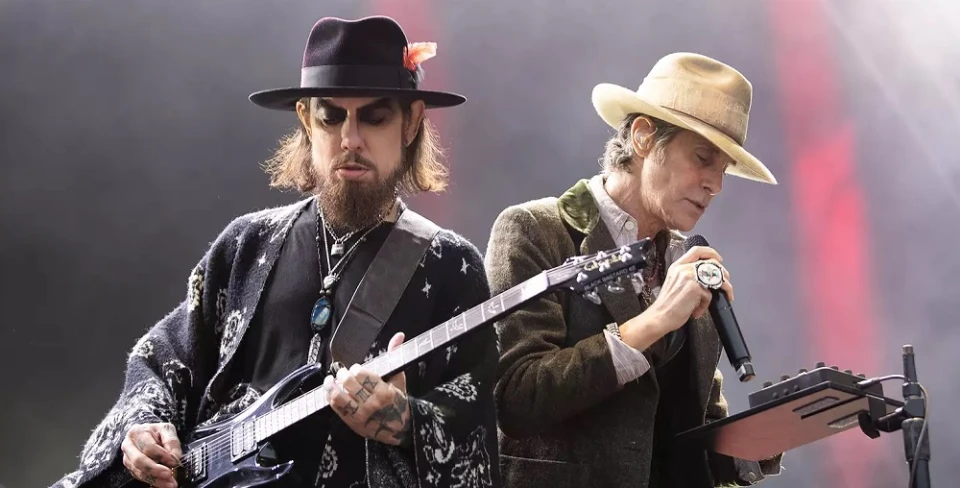 Абсурд: Пери Феръл нападна Дейв Наваро по време на кoнцерт на Jane’s Addiction