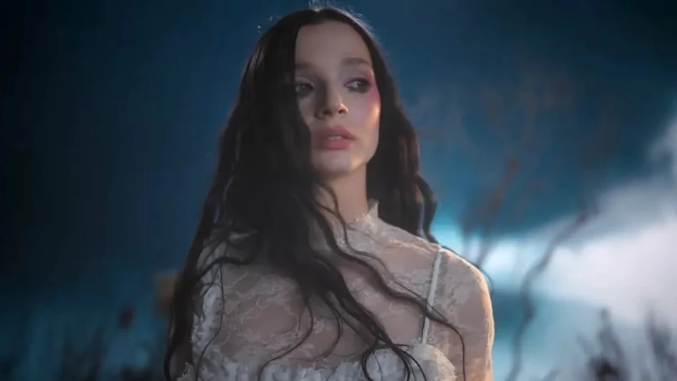 Poppy представи първата си самостоятелна песен за тази година “Unravel”