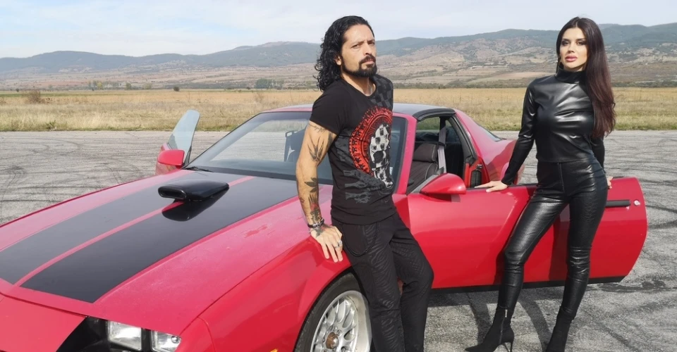 Ronnie Romero и годеницата му в дрифт надпревара в новия клип на Intelligent Music Project
