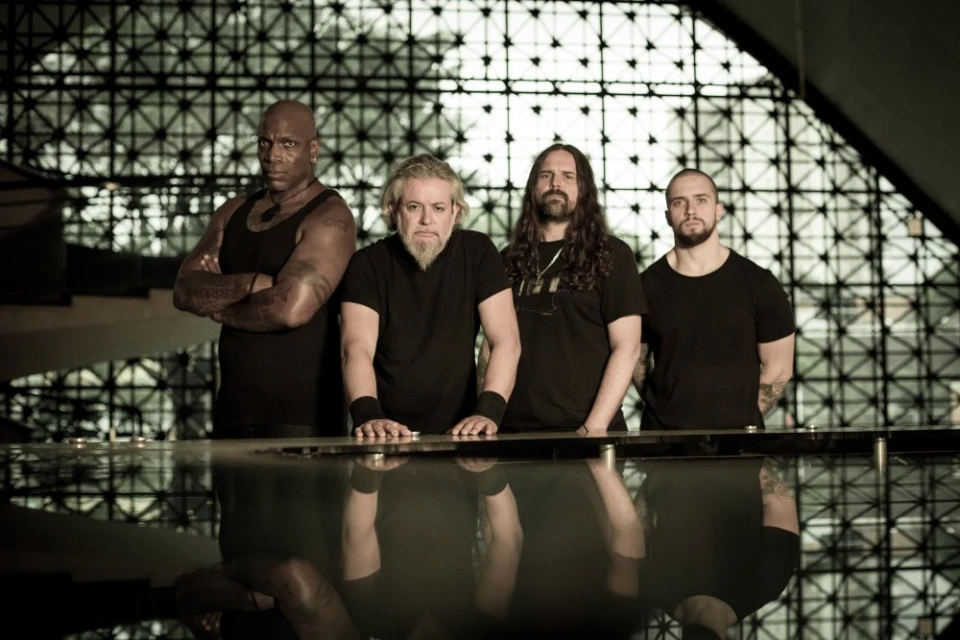 Sepultura отмени концерт, след като барабанистът си счупи крака