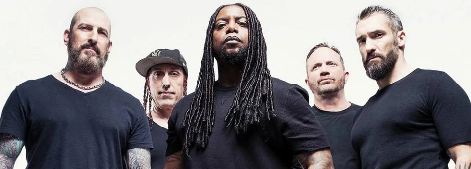 Барабнанистът на Sevendust влезе в болница