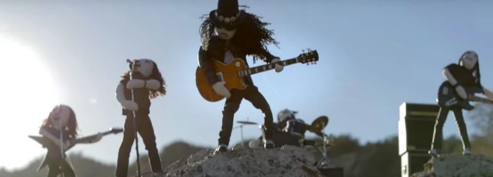 Slash пусна куклено видео към "Driving Rain"