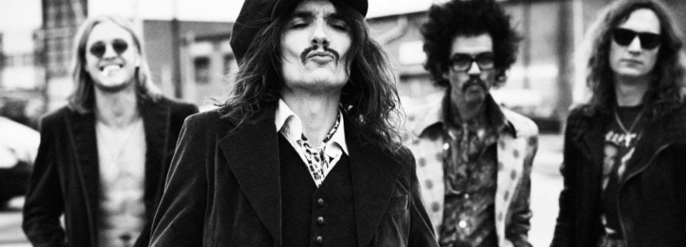 The Darkness показаха текстовото видео на "Heart Explodes"