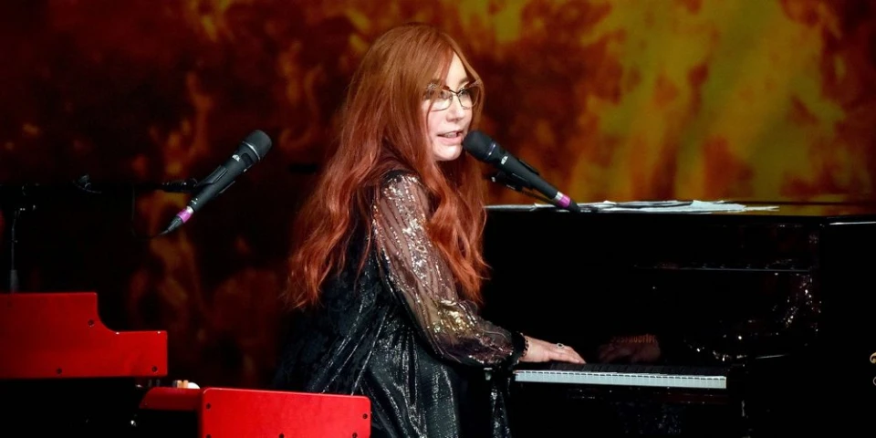 Виж текстовото видео към "Better Angels" на Tori Amos