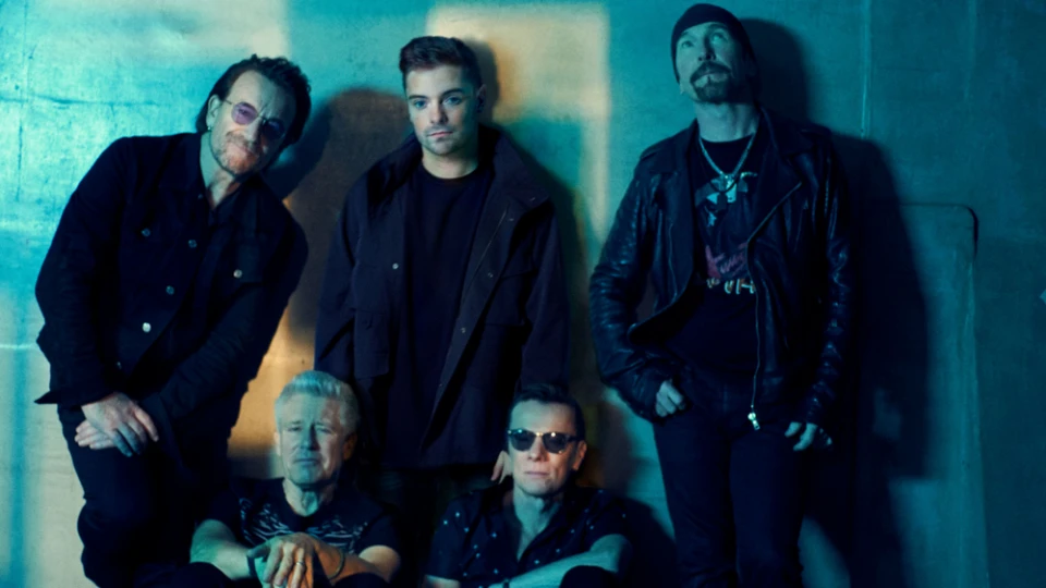 U2 и DJ Мартин Гарикс споделиха новия общ сингъл "Fireflies"