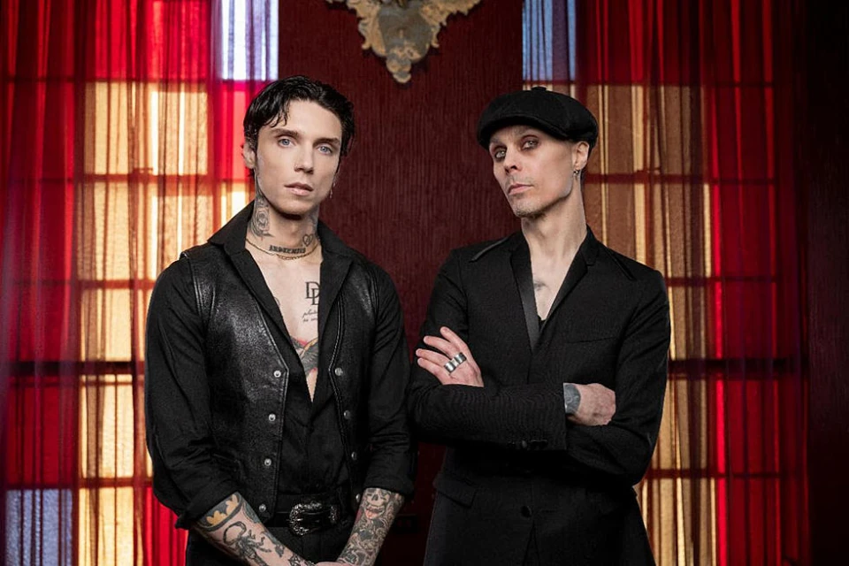 Виле Вало и Black Veil Brides направиха кавър на култовото парче “Temple Of Love”