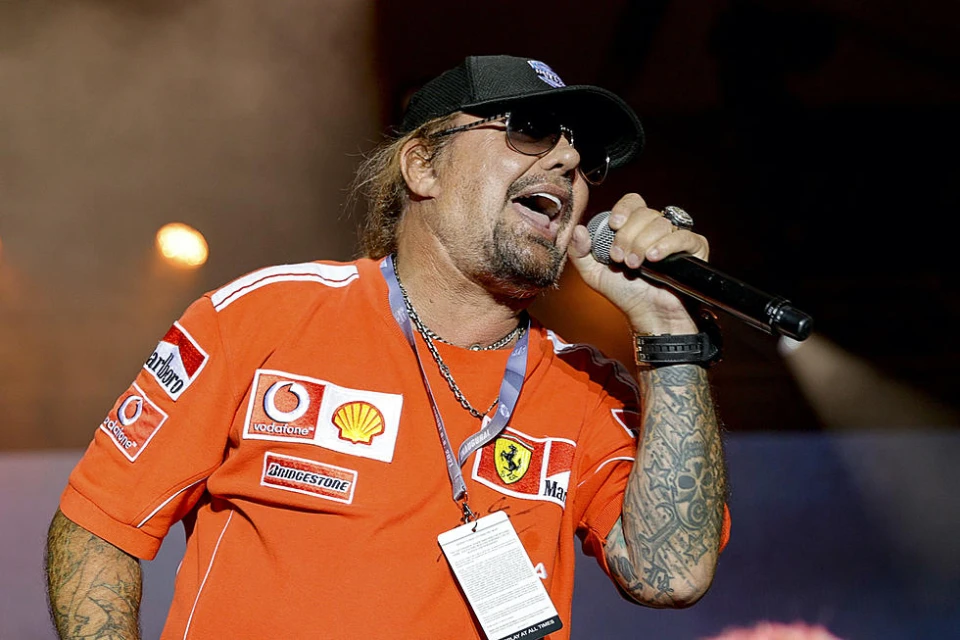Вокалистът на Mötley Crüe се преби по време на концерт