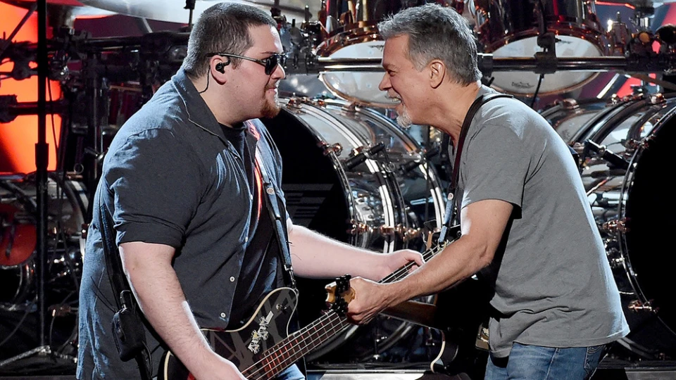 Wolfgang Van Halen почете баща си с дебютен солов клип