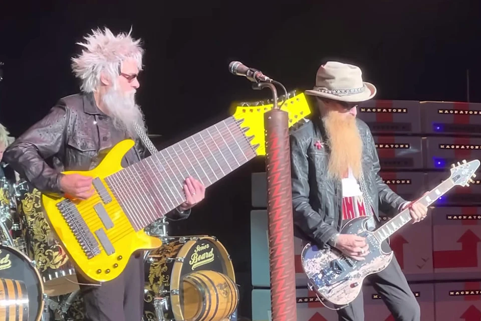 Басистът на ZZ Top свири на абсурдно голяма бас китара
