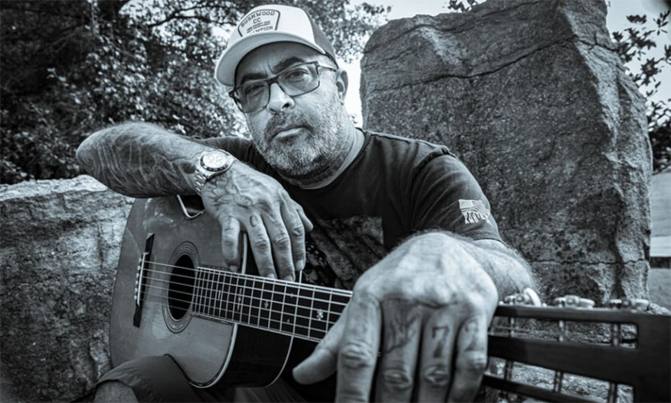 Вокалът на Staind Aaron Lewis сподели текстовото видео на "Goodbye Town"