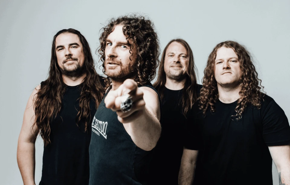 Airbourne се събраха с Брайън Адамс и Мът Ланг за новия си сингъл "Here She Comes"