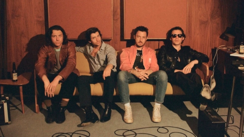 Ето го първият официален сингъл от новия албум на Arctic Monkeys: "There’d Better Be a Mirrorball"