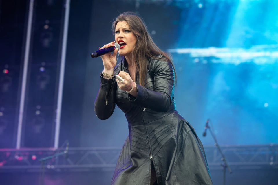 Флор Янсен (Nightwish) обяви соловия албум Hytress и пусна сингъла "Bring Me Silence"