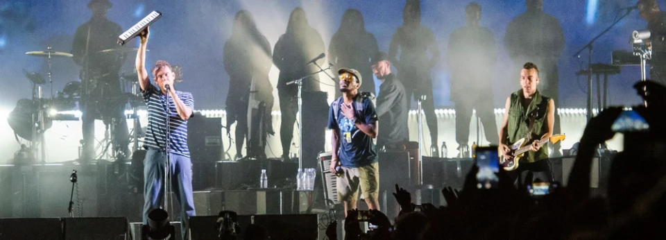 Член на "Gorillaz" падна от сцената на "Roskilde"