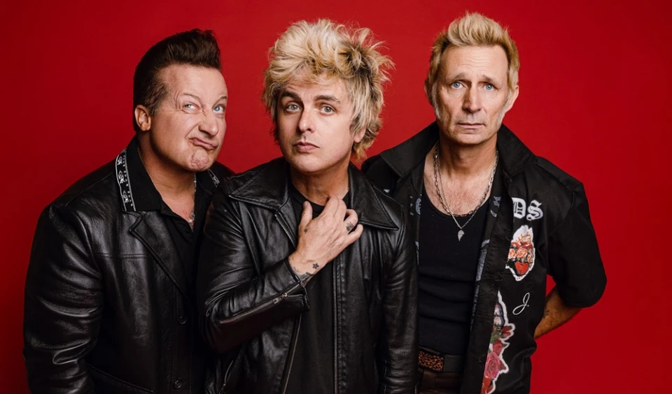 Green Day отбелязаха новото издание на Saviors с неиздаваната досега песен "Smash It Like Belushi"