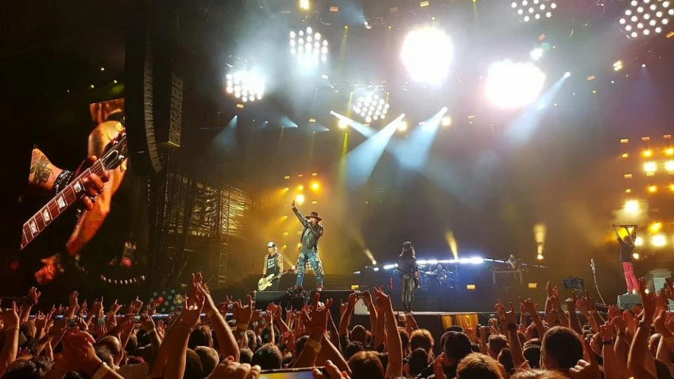Българин е бил заловен с оръжие на концерта на Guns N' Roses в Букурещ