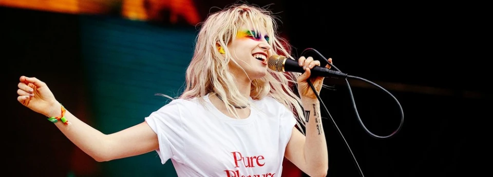 Hayley Williams с домашен кавър на "Teardrop" на Massive Attack